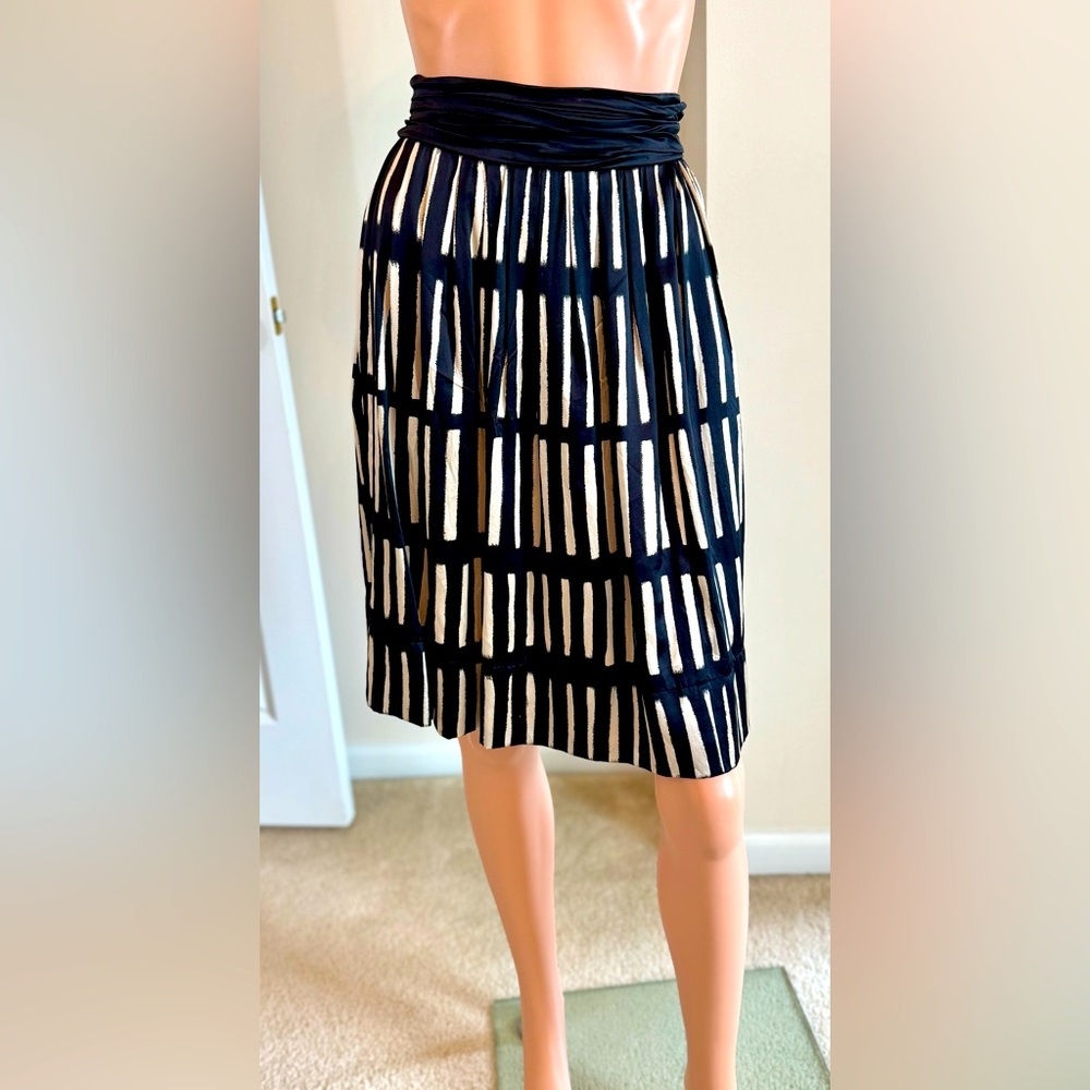 DKNY Silk Knee Length Geometric Print Black & Cream Size 10 MSRP $149